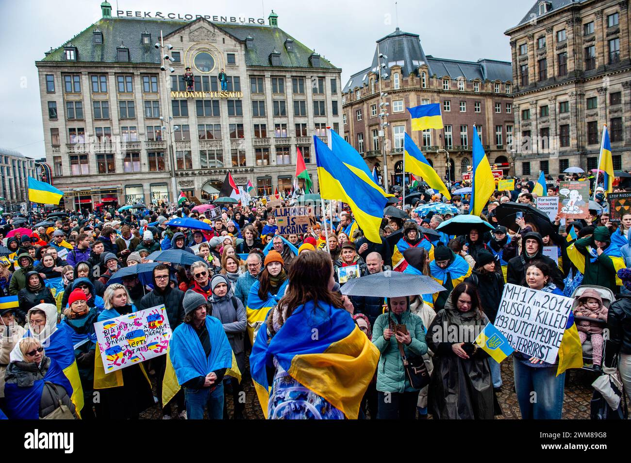 Centinaia di manifestanti sono visti ascoltare i discorsi a sostegno dell’Ucraina durante la manifestazione. Perché oggi sono passati due anni da quando la Russia ha iniziato la sua guerra contro l'Ucraina, ad Amsterdam migliaia di cittadini e sostenitori ucraini sono andati a piedi dal Museumplein a Piazza Dam per ricordare alla società olandese che la guerra continua e che l'Ucraina ha bisogno di sostegno in tal senso. Oltre otto milioni di persone sono state costrette a lasciare l'Ucraina e altri cinque milioni sono stati sfollati interni. (Foto di Ana Fernandez/SOPA Images/Sipa USA) Foto Stock