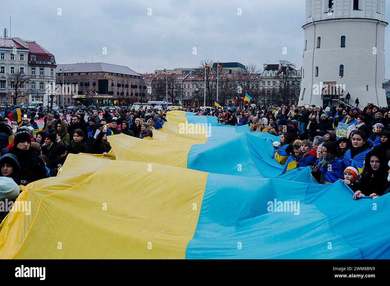 © Jan Schmidt-Whitley/le Pictorium/MAXPPP - Vilnius 24/02/2024 Jan Schmidt-Whitley/le Pictorium - 24/02/2024 - lituanie/Vilnius - un drapeau de 25m ukrainien est tenu par des dizaines de manifestants. Quelques milliers de personnes se sont reunies a Vilnius a l'occasion de l'anniversaire de l'Invasion de l'Ukraine par la Russie. Les manifestants portaient des drapeaux lituaniens, ukrainiens et bielorusses. - Valeurs ACtuelles Out, RUSSIA OUT, NO RUSSIA #norussia, no jdd, jdd out/24/02/2024 - lituania/Vilnius - Una bandiera Ucraina di 25 m è detenuta da decine di manifestanti. Qualche thousa Foto Stock