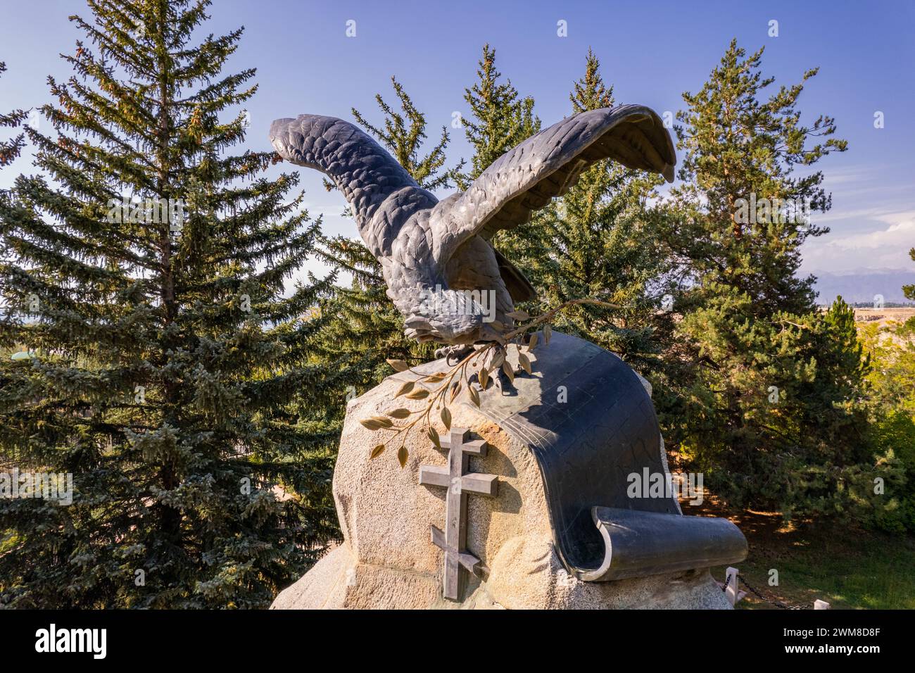 Karakol Issyk Kul Kirghizistan - 19 settembre 2023: Monumento Nikolay Przhevalsky roccia fatta di blocchi di granodiorite, coronata dalla figura di un'aquila Foto Stock