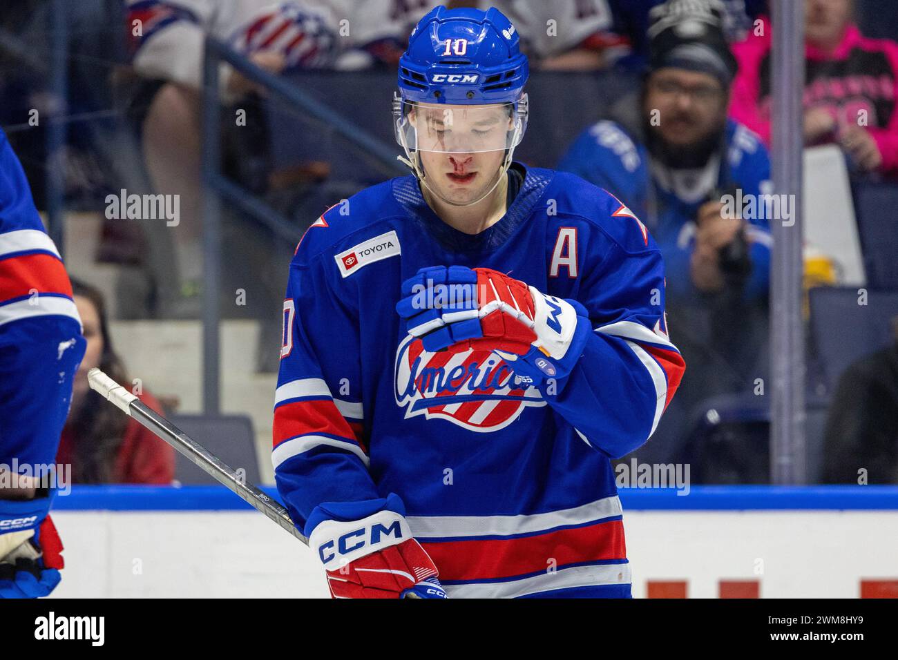 21 febbraio 2024: L'attaccante dei Rochester Brandon Biro (10) pattina ai tempi supplementari contro i Belleville Senators. I Rochester Americans ospitarono i Belleville Senators in una partita della American Hockey League alla Blue Cross Arena di Rochester, New York. (Jonathan tenca/CSM) Foto Stock