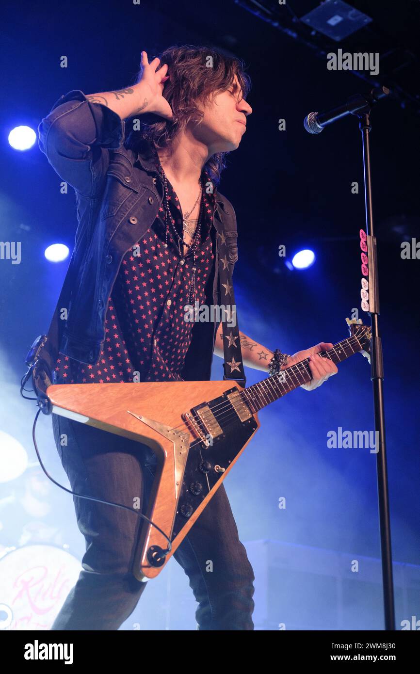 Il cantante Raul Gutiérrez, del gruppo Rulo y la contrabanda, si esibisce durante un concerto a la Riveira a Madrid, il 24 febbraio 2024 a Madrid, Spai Foto Stock