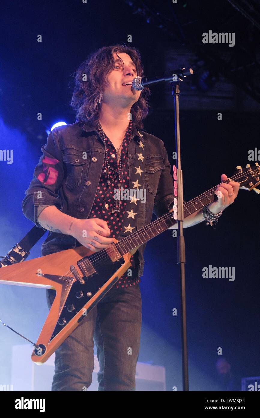 Il cantante Raul Gutiérrez, del gruppo Rulo y la contrabanda, si esibisce durante un concerto a la Riveira a Madrid, il 24 febbraio 2024 a Madrid, Spai Foto Stock