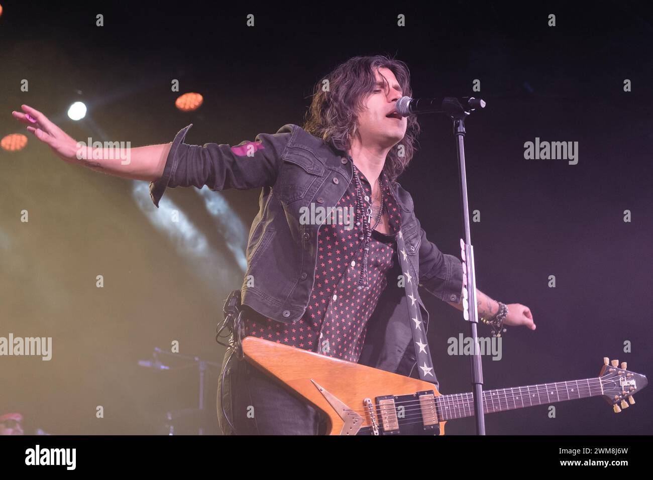 Il cantante Raul Gutiérrez, del gruppo Rulo y la contrabanda, si esibisce durante un concerto a la Riveira a Madrid, il 24 febbraio 2024 a Madrid, Spai Foto Stock