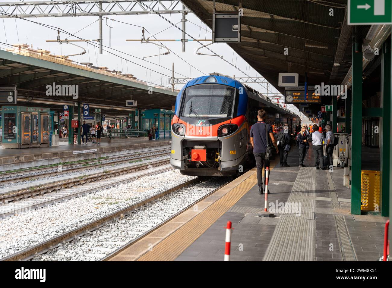 Bari, Italia - 22 settembre 2023: Persone sulla banchina della stazione ferroviaria di fronte a un treno a Bari, Italia *** Menschen am Bahnsteig vom Bahnhof vor einem Zug a Bari, Italia Foto Stock