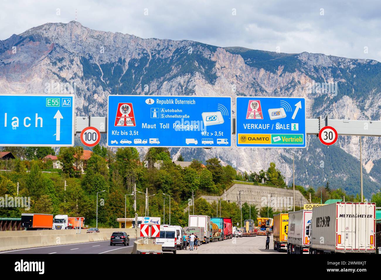 Austria - 23 settembre 2023: Cartello obbligo di Vignette sull'autostrada in Austria *** Schild Vignettenpflicht auf der Autobahn a Österreich Foto Stock