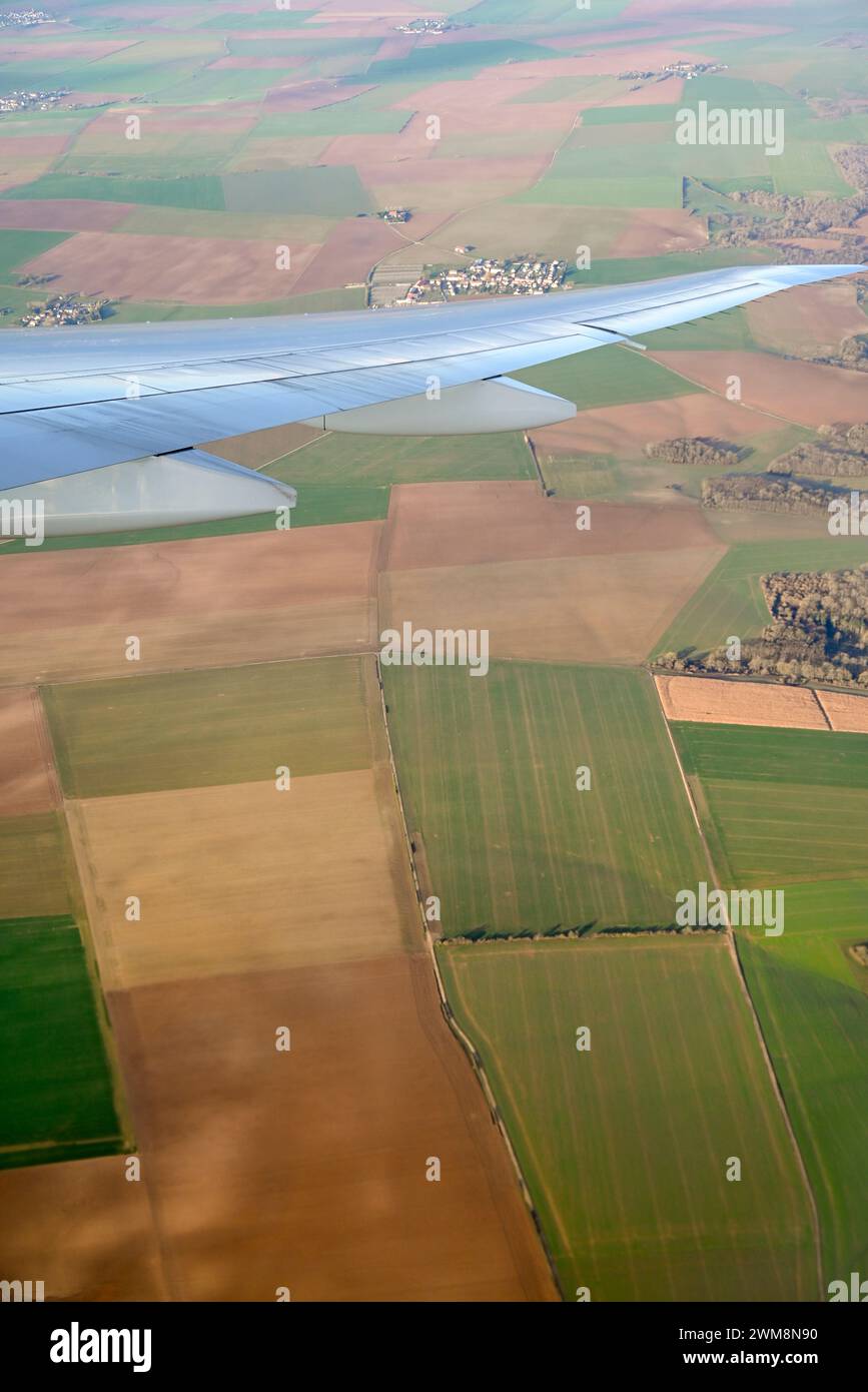 Vista dei posti a sedere dalla finestra sull'aereo Air France/KLM che vola sulla Francia rurale scendendo verso l'aeroporto internazionale Charles De Gaulle, Parigi Foto Stock