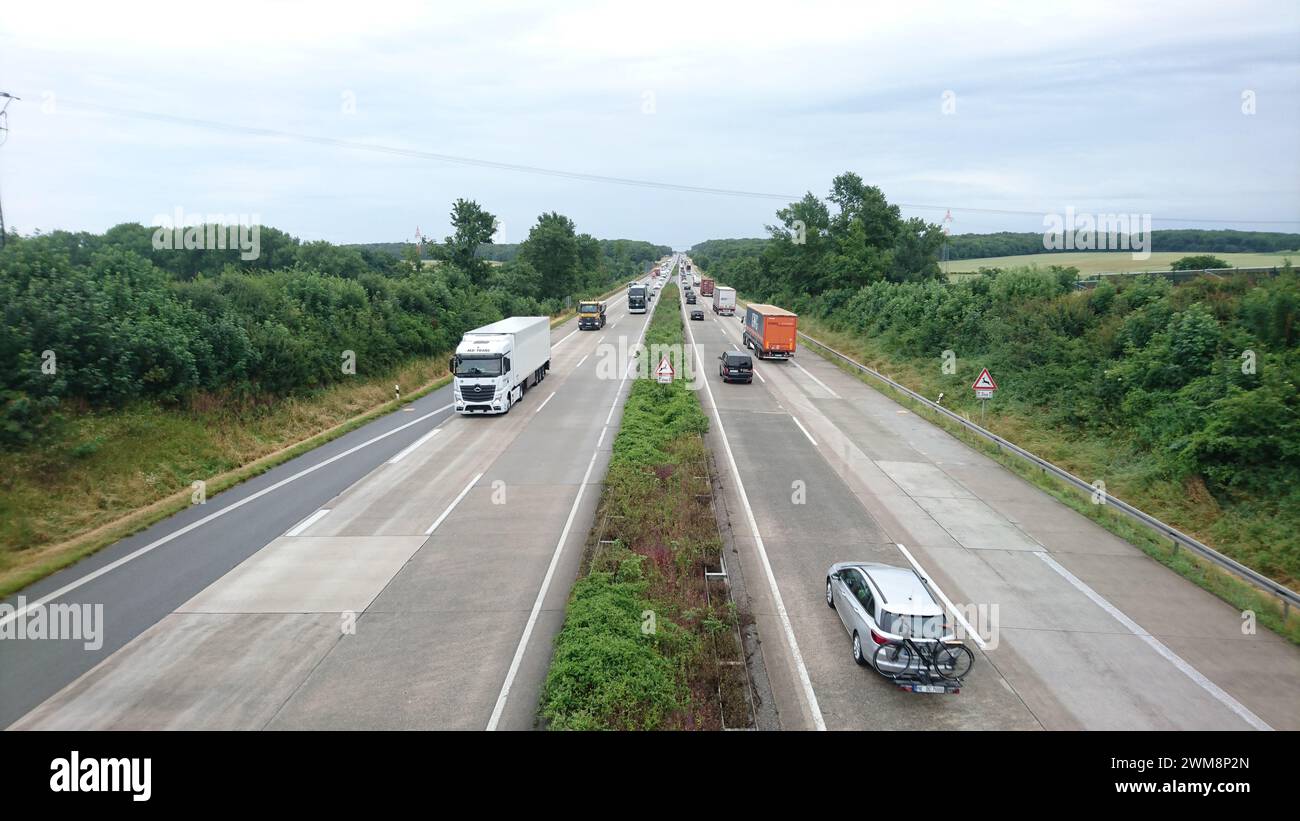 Facile traffico autostradale, foto scattata dal ponte in alto Foto Stock