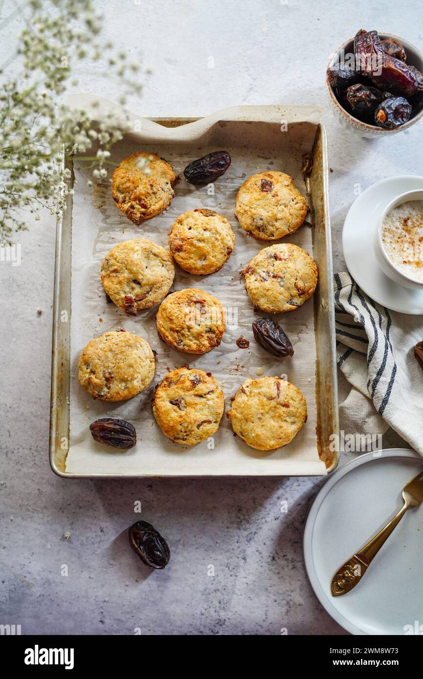 Scones fatti in casa serviti con una tazza di caffè e frutta fresca Foto Stock