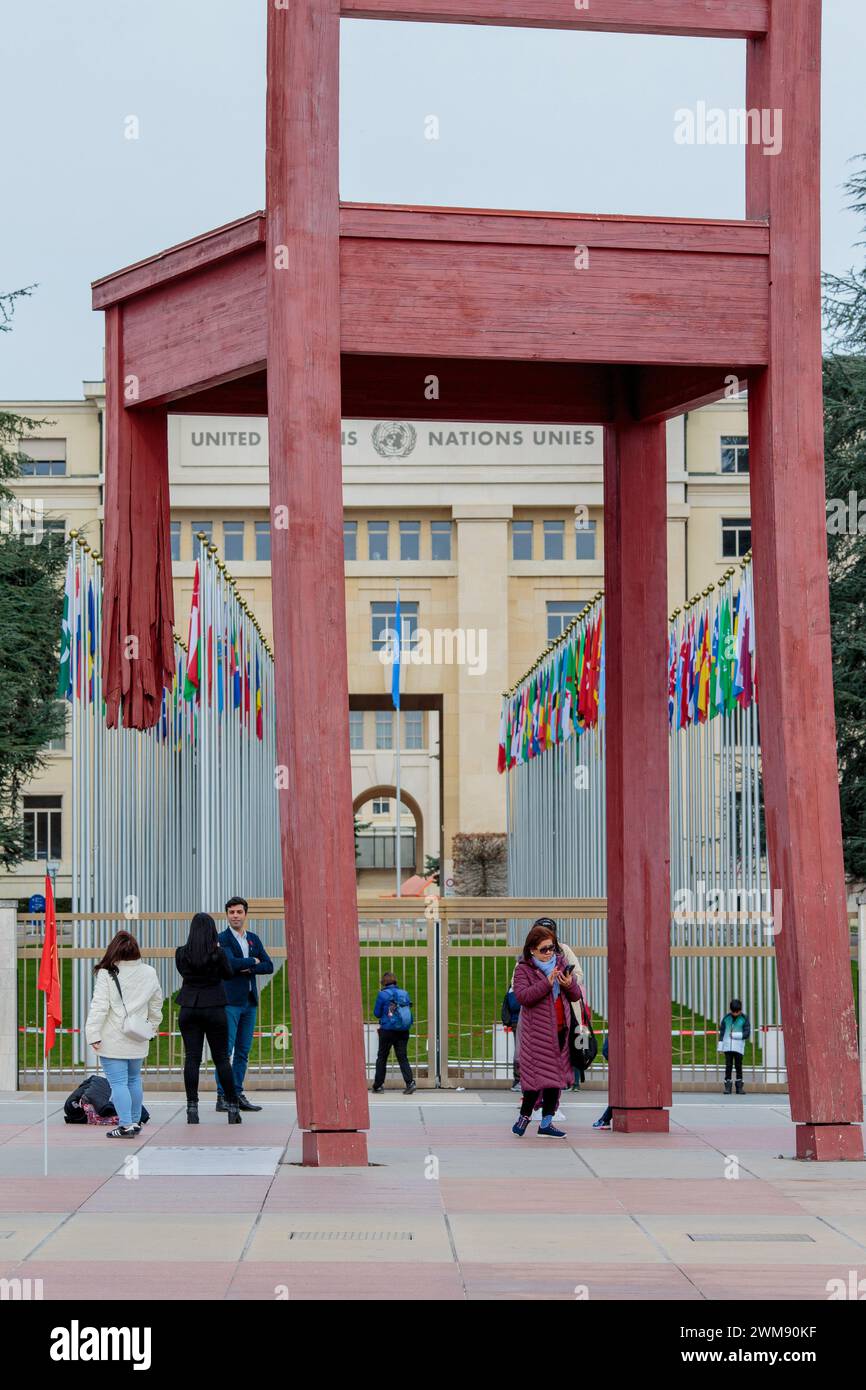 La sede delle Nazioni Unite a Ginevra. A causa dell'elevato costo dell'energia e della crisi di liquidità generale, molti dei piani e degli impianti degli uffici della sede centrale sono chiusi per risparmiare sulle spese. Anche il riscaldamento è abbassato e le luci spente in molte camere. Foto Stock