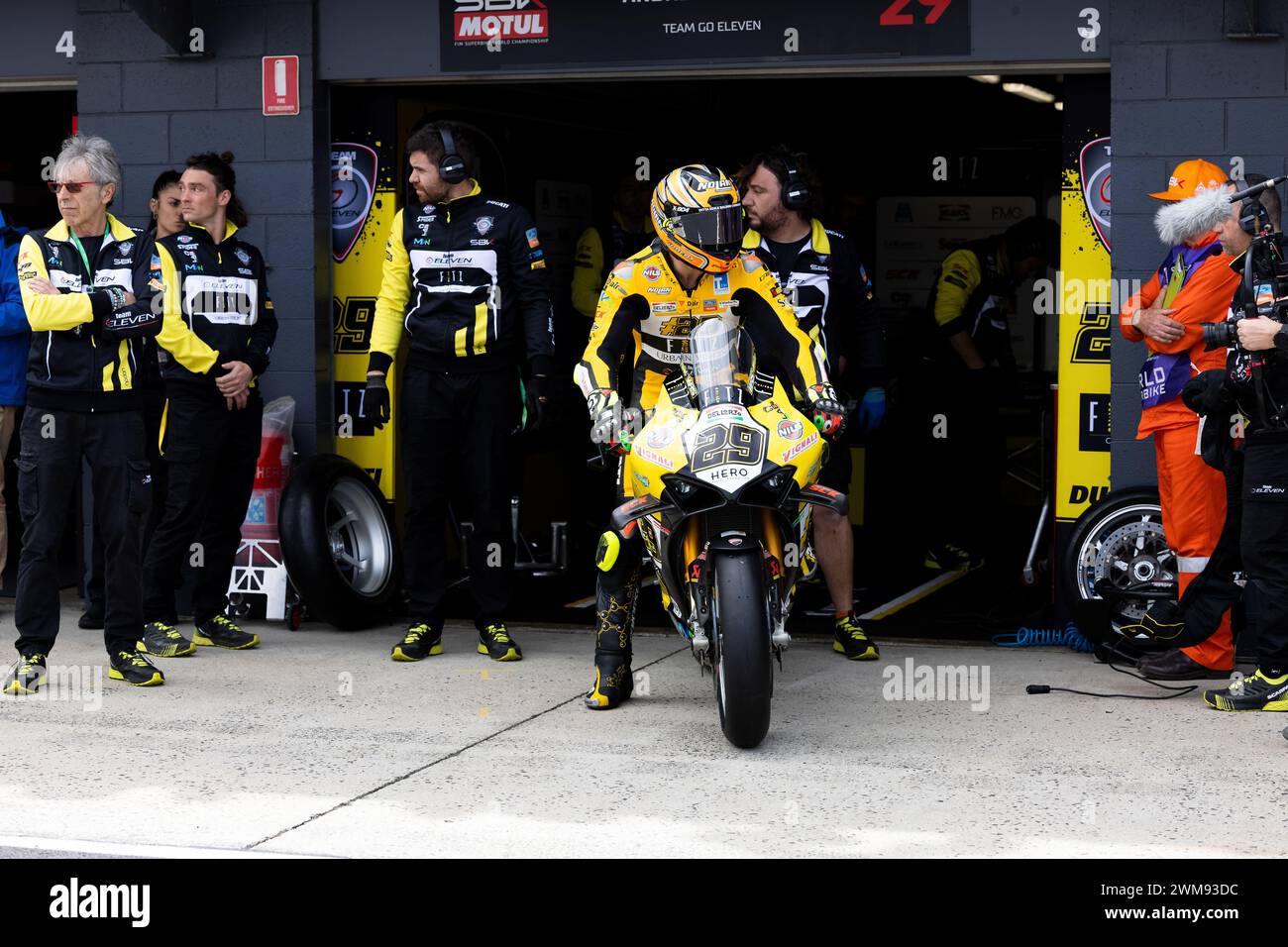 Phillip Island, Australia, 24 febbraio 2024. Andrea Iannone dell'Italia sul Team GoEleven Ducati Panigale V4R durante sabato Superpole ai Campionati Mondiali di Superbike Australiani Motul FIM sul circuito Phillip Island Grand Prix il 24 febbraio 2024 a Phillip Island, Australia. Crediti: Ivica Glavas/Speed Media/Alamy Live News Foto Stock