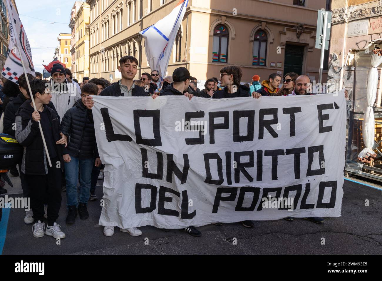 Roma, Italia. 24 febbraio 2024. Dimostrazione nel quartiere San Lorenzo a Roma per difendere la palestra Popolare San Lorenzo (foto di Matteo Nardone/Pacific Press) crediti: Pacific Press Media Production Corp./Alamy Live News Foto Stock