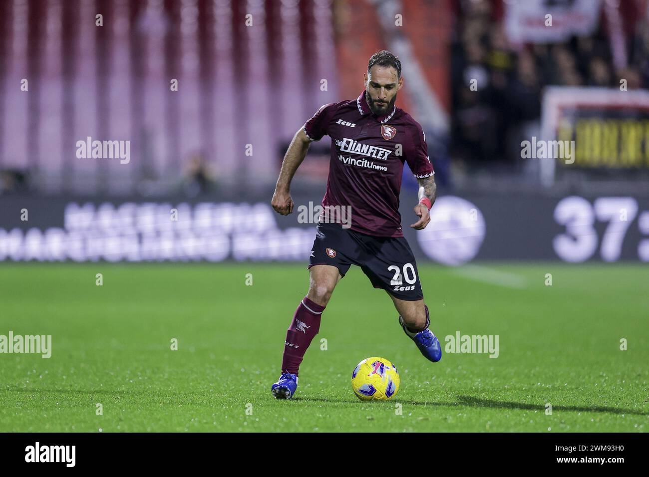Salerno, Italia. 24 febbraio 2024. Il centrocampista cipriota della Salernitana Grigoris Kastanos controlla il pallone durante la partita di serie A tra Unione sportiva Salernitana vs Monza allo Stadio Arechi di Salerno il 24 febbraio 2024. Credito: Agenzia fotografica indipendente/Alamy Live News Foto Stock