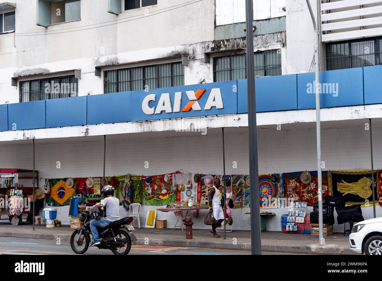 Salvador, Bahia, Brasile - 5 gennaio 2024: Facciata della Caixa economia Federal situata nel quartiere commerciale della città di Salvador, Bahia. Foto Stock