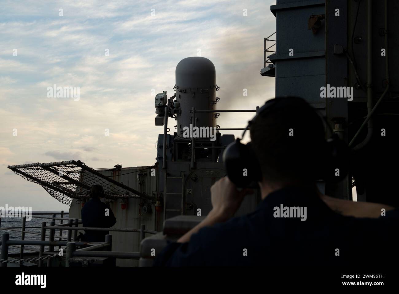 240129-N-GJ011-1062 RED SEA (29 gennaio 2024) Un Fire Controlman and Information Systems Technician osserva un ravvicinato fuoco pac del sistema d'arma a bordo della portaerei classe Nimitz USS Dwight D. Eisenhower (CVN 69) nel Mar Rosso, gennaio 29. Il Dwight D. Eisenhower Carrier Strike Group è schierato nella 5th Fleet area of Operations per contribuire a garantire la sicurezza marittima e la stabilità nella regione del Medio Oriente. (Foto della Marina degli Stati Uniti) Foto Stock