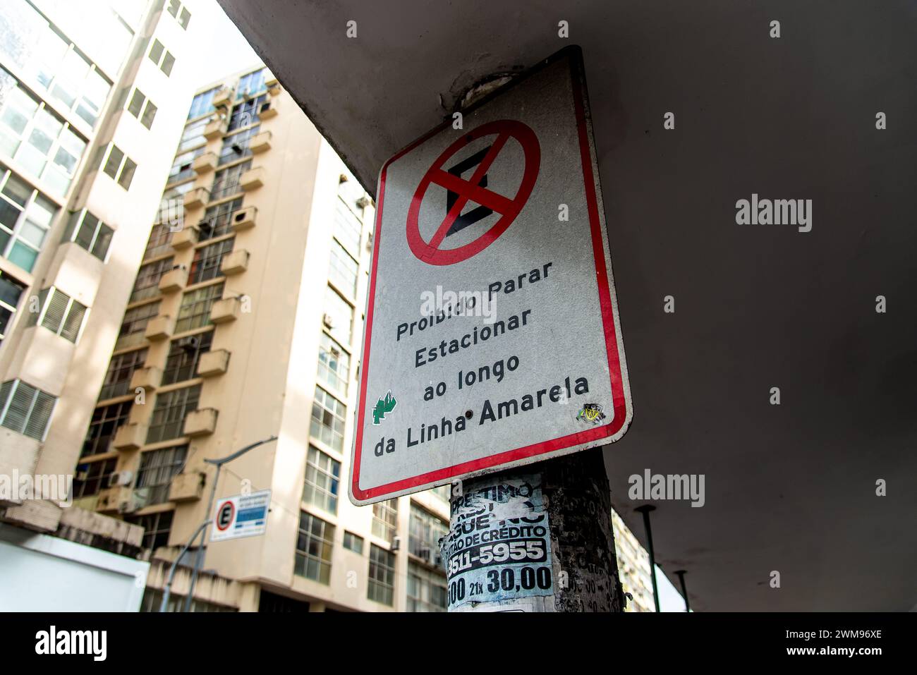 Salvador, Bahia, Brasile - 5 gennaio 2024: Cartello segnaletico per il parcheggio nel quartiere commerciale della città di Salvador, Bahia. Foto Stock