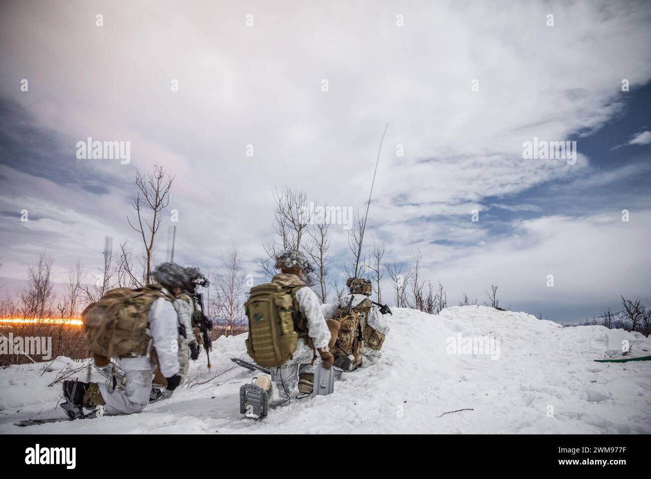 Soldati statunitensi, assegnati al 1st Battalion, 5th Infantry Regiment, 1st Infantry Brigade Combat Team, 11th Airborne Division, osservano il paesaggio imminente durante un movimento notturno delle truppe per il Joint Pacific Multinational Readiness Center 24-02 presso Donnelly Training area, Alaska, 18 febbraio 2024. I soldati dell'11th Airborne Division vivono e lavorano nell'Artico e JPMRC 24-02 è un'opportunità per condividere questa esperienza con la forza congiunta multinazionale che sostiene l'esercitazione. (Foto U.S. Army di PFC. Elijah Magaña) Foto Stock