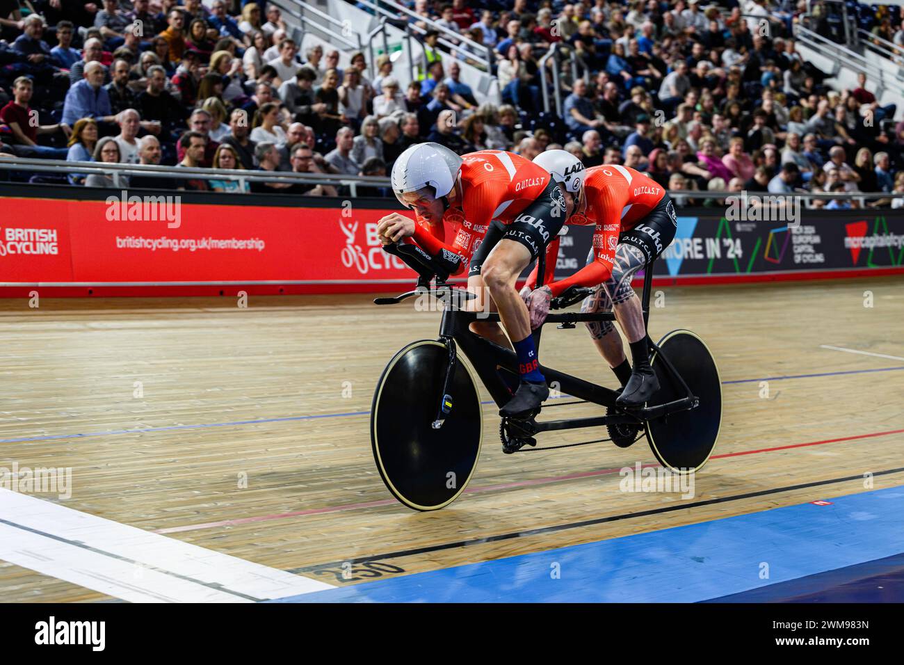 MANCHESTER, REGNO UNITO. 24 febbraio, 24. Bates (MBE) Latham del team BPM e McDonald Duggleby del team PDQ Action in Paracyling Men's B Pursuit Final del giorno 2 eventi durante 2024 British National Track Championships presso il National Cycling Centre sabato 24 febbraio 2024 a MANCHESTER, REGNO UNITO. Crediti: Taka G Wu/Alamy Live News Foto Stock