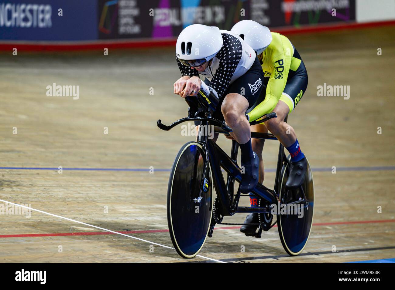 MANCHESTER, REGNO UNITO. 24 febbraio, 24. Bates (MBE) Latham del team BPM e McDonald Duggleby del team PDQ Action in Paracyling Men's B Pursuit Final del giorno 2 eventi durante 2024 British National Track Championships presso il National Cycling Centre sabato 24 febbraio 2024 a MANCHESTER, REGNO UNITO. Crediti: Taka G Wu/Alamy Live News Foto Stock