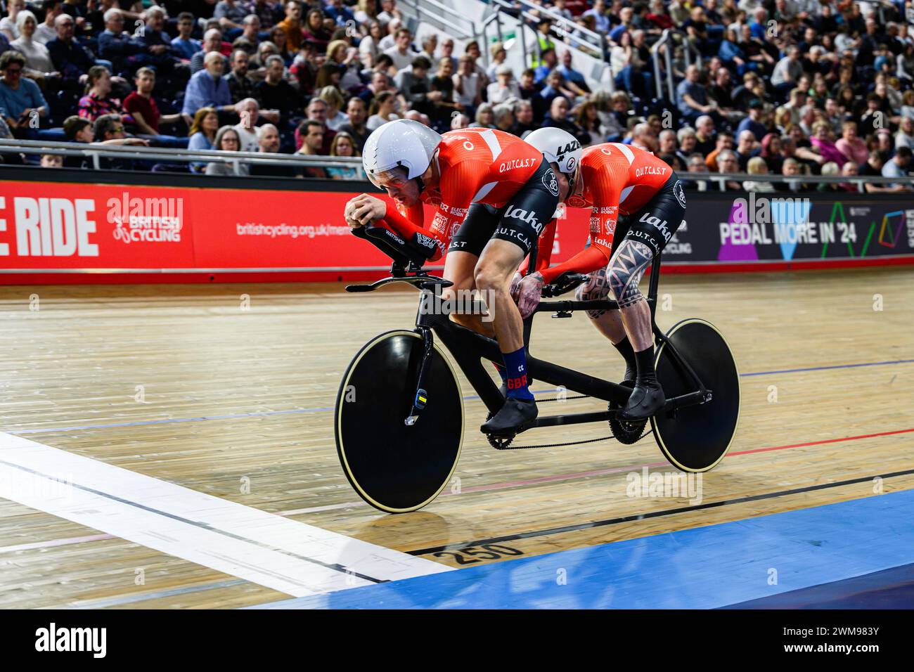 MANCHESTER, REGNO UNITO. 24 febbraio, 24. Bates (MBE) Latham del team BPM e McDonald Duggleby del team PDQ Action in Paracyling Men's B Pursuit Final del giorno 2 eventi durante 2024 British National Track Championships presso il National Cycling Centre sabato 24 febbraio 2024 a MANCHESTER, REGNO UNITO. Crediti: Taka G Wu/Alamy Live News Foto Stock