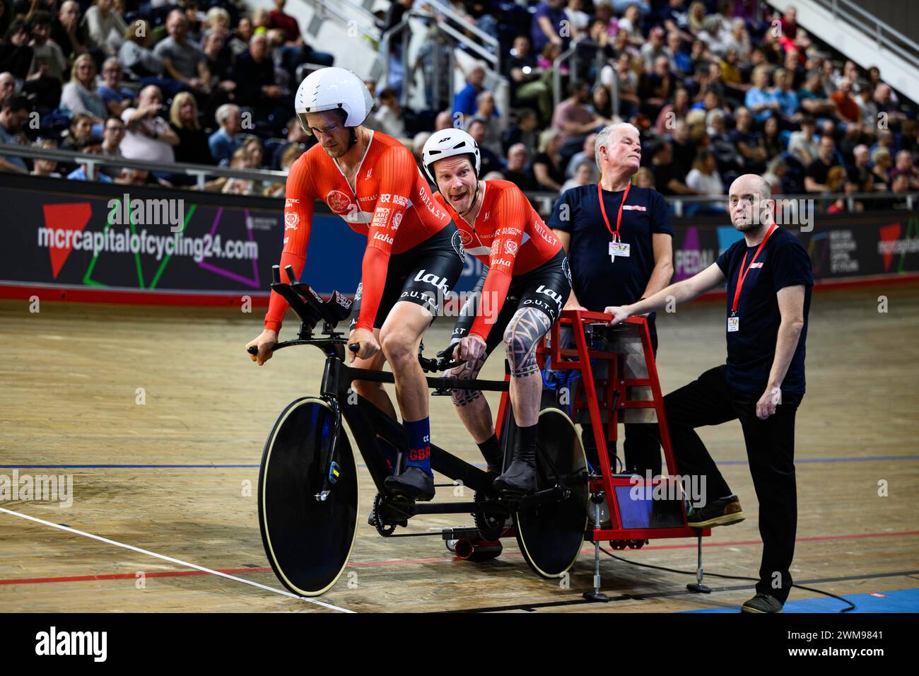 MANCHESTER, REGNO UNITO. 24 febbraio, 24. Bates (MBE) Latham del team BPM e McDonald Duggleby del team PDQ Action in Paracyling Men's B Pursuit Final del giorno 2 eventi durante 2024 British National Track Championships presso il National Cycling Centre sabato 24 febbraio 2024 a MANCHESTER, REGNO UNITO. Crediti: Taka G Wu/Alamy Live News Foto Stock