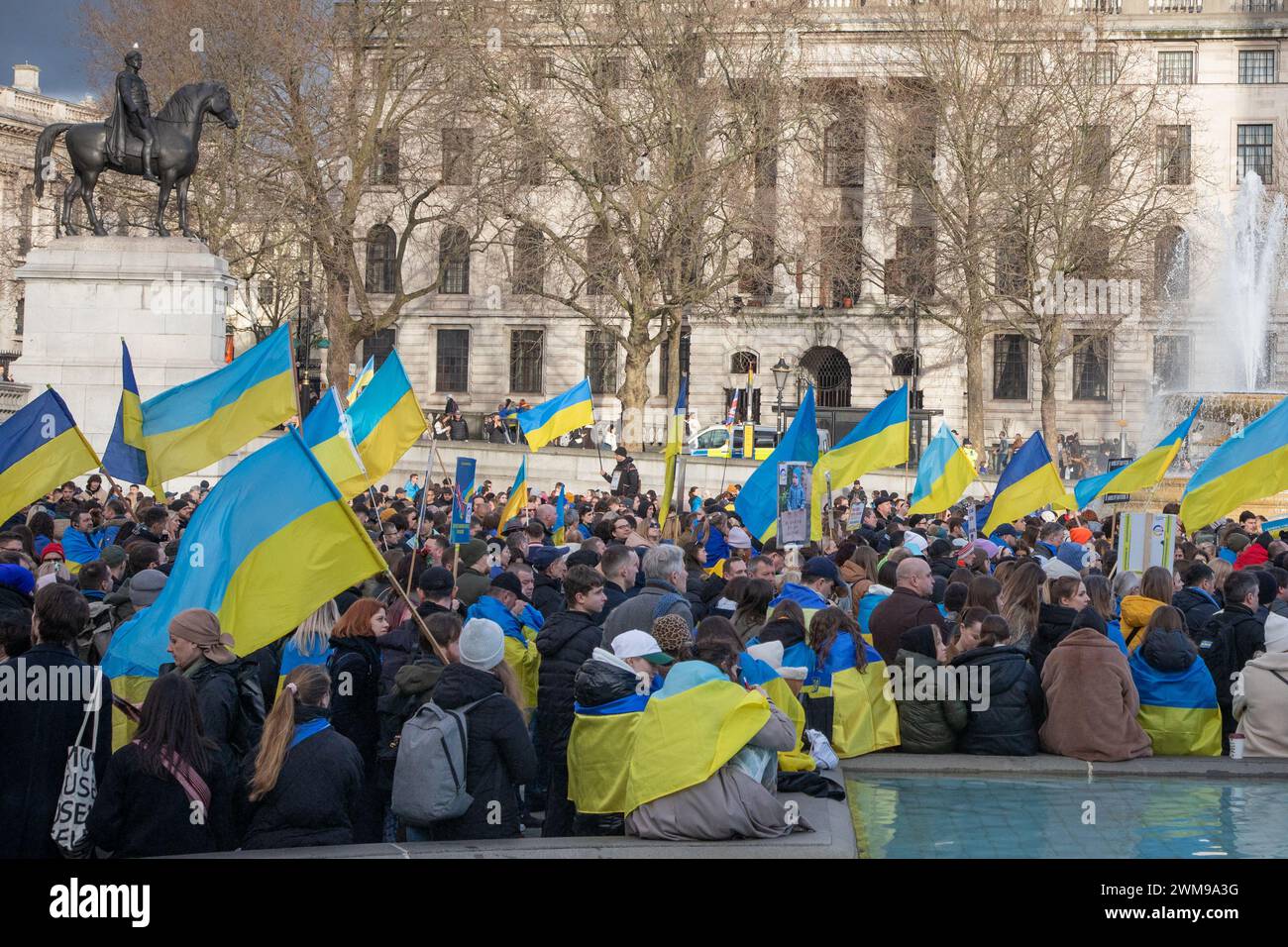 Londra, Regno Unito. 24 febbraio 2024. I manifestanti si sono riuniti in piazza Trafalgar per manifestare solidarietà con l'Ucraina in occasione del secondo anniversario dell'invasione russa. Crediti: Kiki Streitberger/Alamy Live News Foto Stock
