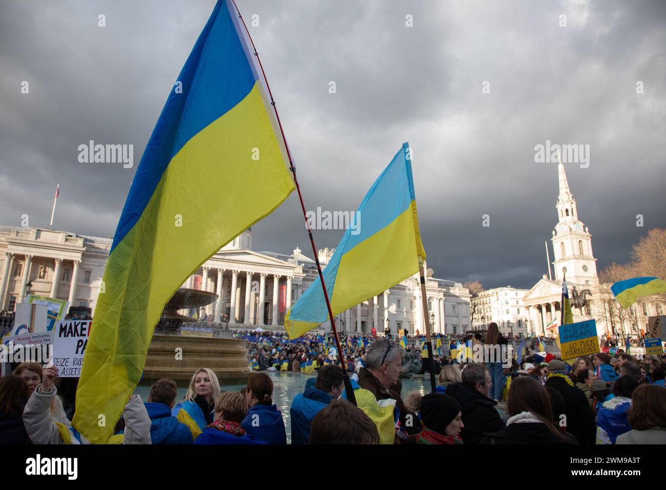 Londra, Regno Unito. 24 febbraio 2024. I manifestanti si sono riuniti in piazza Trafalgar per manifestare solidarietà con l'Ucraina in occasione del secondo anniversario dell'invasione russa. Crediti: Kiki Streitberger/Alamy Live News Foto Stock