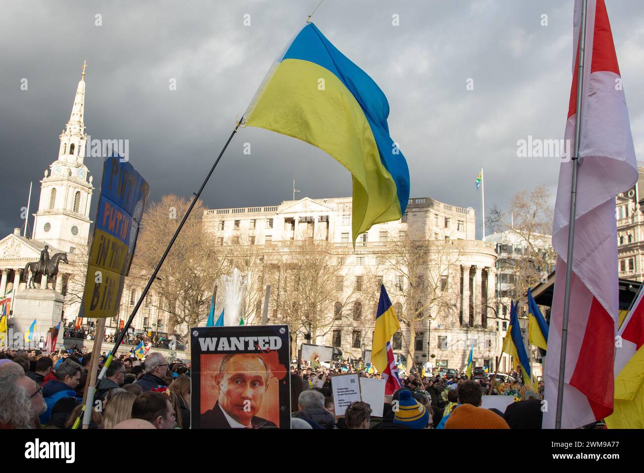 Londra, Regno Unito. 24 febbraio 2024. I manifestanti si sono riuniti in piazza Trafalgar per manifestare solidarietà con l'Ucraina in occasione del secondo anniversario dell'invasione russa. Crediti: Kiki Streitberger/Alamy Live News Foto Stock
