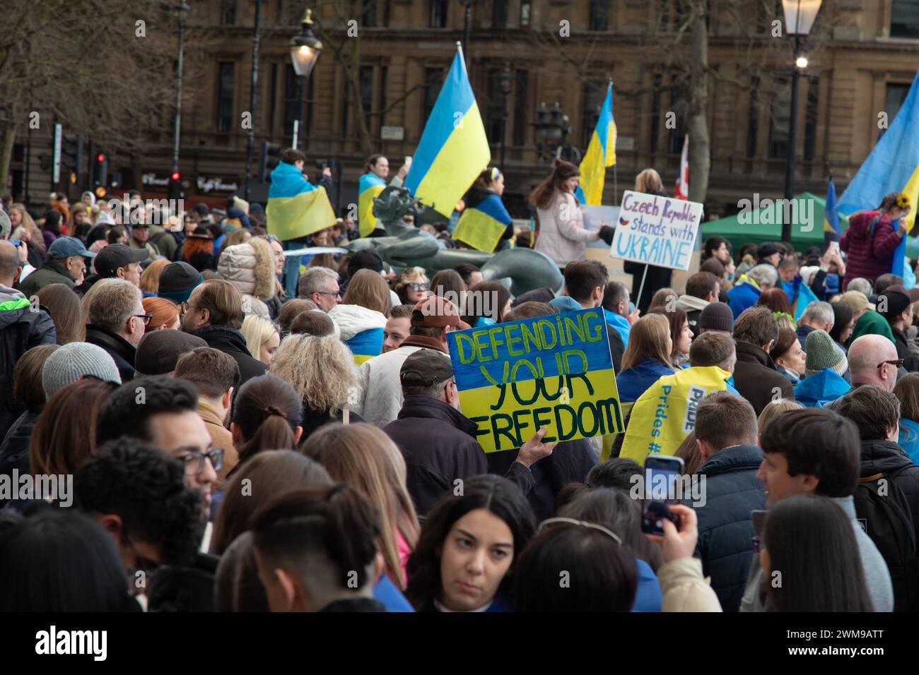 Londra, Regno Unito. 24 febbraio 2024. I manifestanti si sono riuniti in piazza Trafalgar per manifestare solidarietà con l'Ucraina in occasione del secondo anniversario dell'invasione russa. Crediti: Kiki Streitberger/Alamy Live News Foto Stock