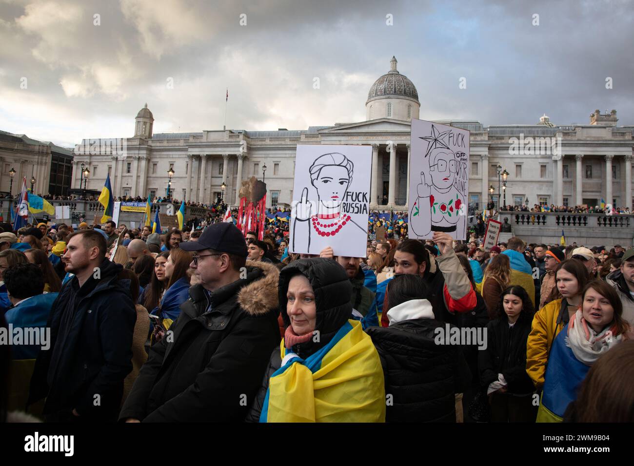 Londra, Regno Unito. 24 febbraio 2024. I manifestanti si sono riuniti in piazza Trafalgar per manifestare solidarietà con l'Ucraina in occasione del secondo anniversario dell'invasione russa. Crediti: Kiki Streitberger/Alamy Live News Foto Stock