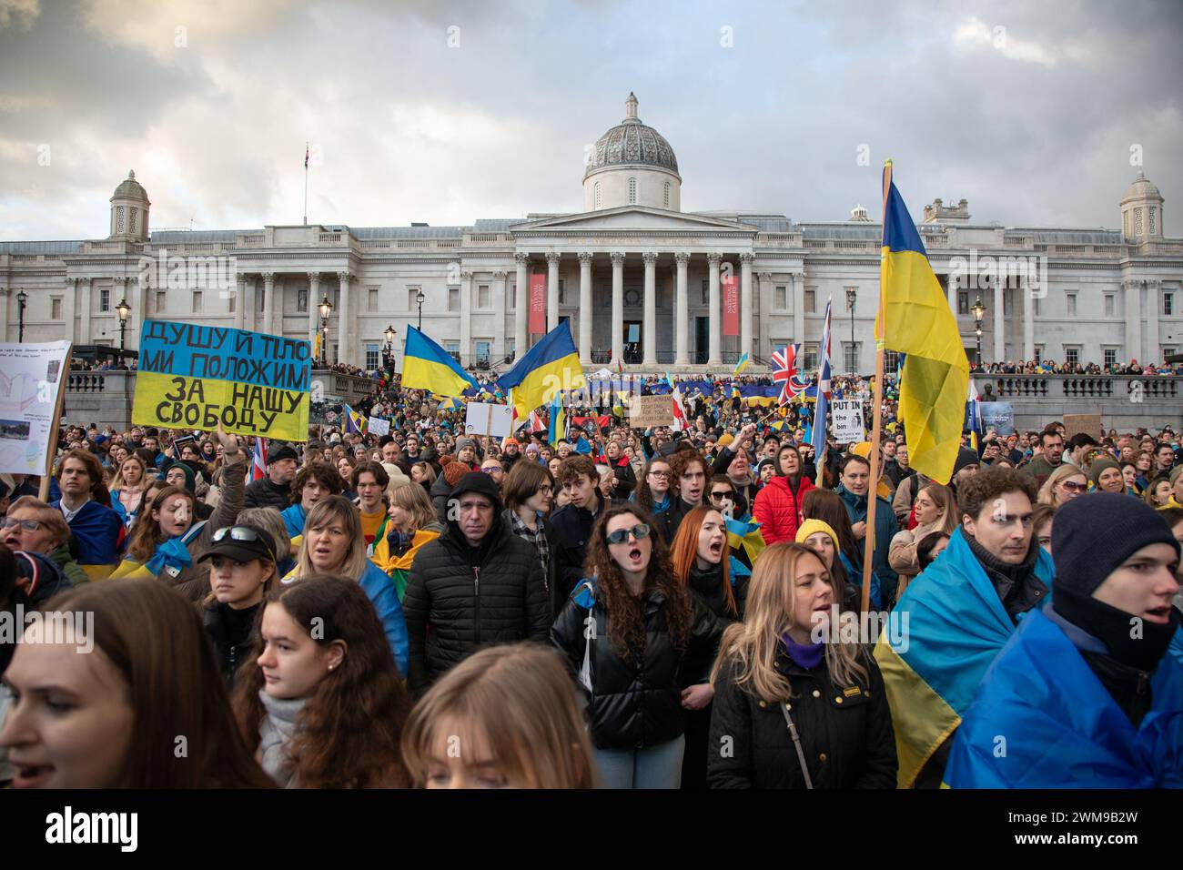 Londra, Regno Unito. 24 febbraio 2024. I manifestanti si sono riuniti in piazza Trafalgar per manifestare solidarietà con l'Ucraina in occasione del secondo anniversario dell'invasione russa. Crediti: Kiki Streitberger/Alamy Live News Foto Stock
