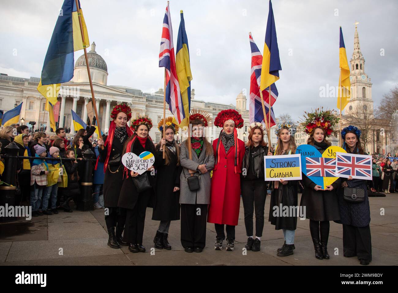 Londra, Regno Unito. 24 febbraio 2024. I manifestanti si sono riuniti in piazza Trafalgar per manifestare solidarietà con l'Ucraina in occasione del secondo anniversario dell'invasione russa. Crediti: Kiki Streitberger/Alamy Live News Foto Stock