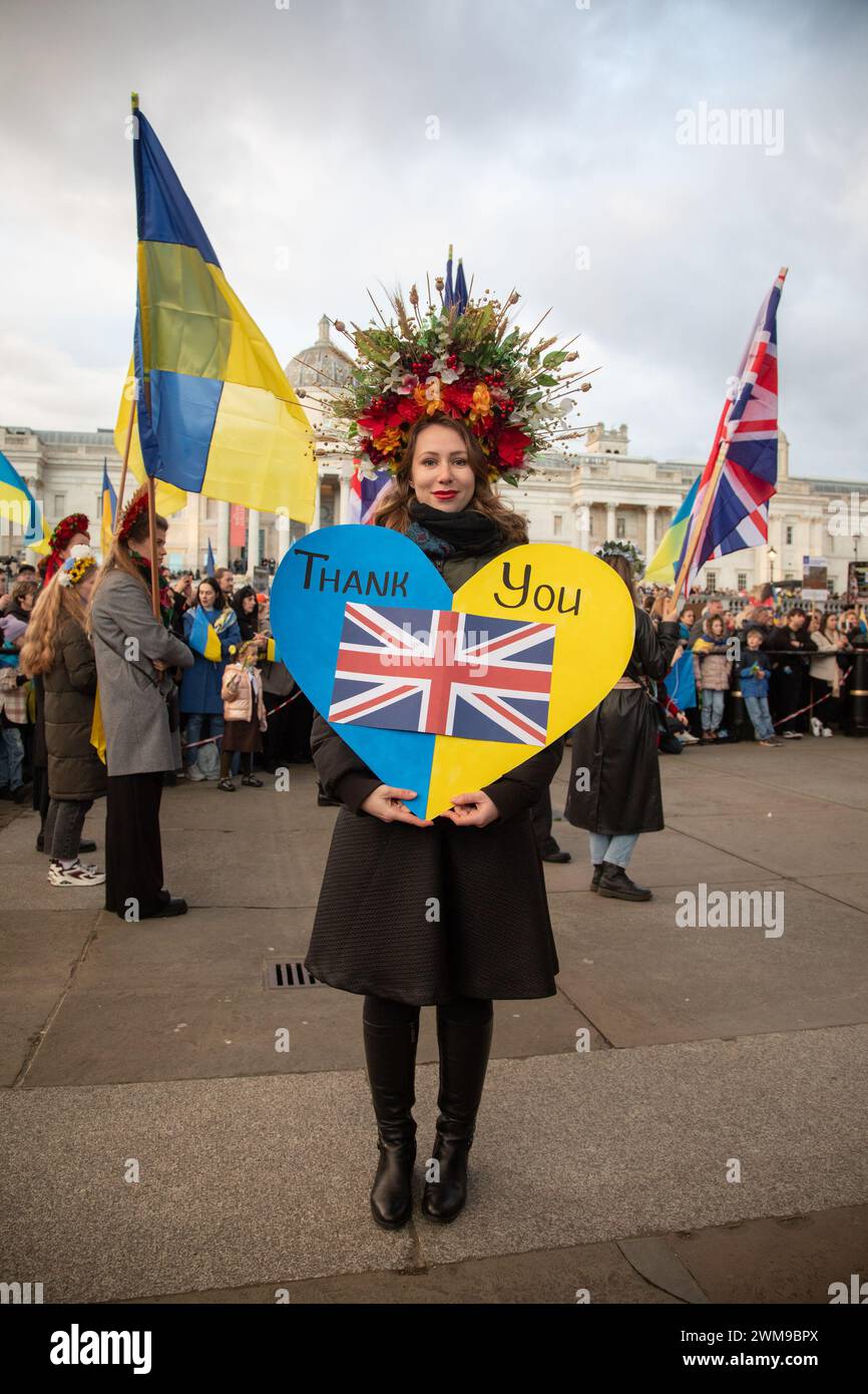 Londra, Regno Unito. 24 febbraio 2024. Una donna Ucraina tiene il cuore per ringraziare la Gran Bretagna per il suo sostegno all'Ucraina, mentre i manifestanti si sono riuniti in piazza Trafalgar per manifestare solidarietà con l'Ucraina nel secondo anniversario dell'invasione russa. Crediti: Kiki Streitberger/Alamy Live News Foto Stock