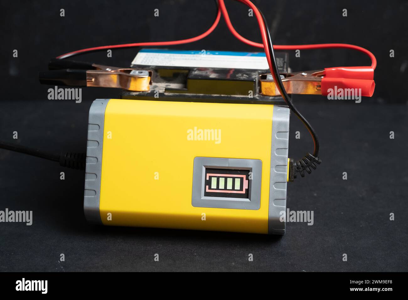 Ricarica della batteria della motocicletta per l'avviamento.ricarica della batteria della motocicletta, manutenzione e riparazione della batteria Foto Stock