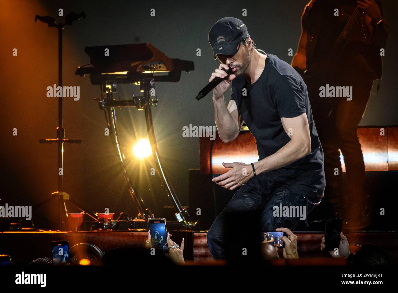 23 febbraio 2024, Toronto, Ontario, Canada: La cantante e cantautrice spagnola Enrique Iglesias, ha eseguito uno show sold out alla Scotiabank Arena come parte del Trilogy Tour 2024 a Toronto, Canada. Nella foto: ENRIQUE IGLESIAS (immagine di credito: © Angel Marchini/ZUMA Press Wire) SOLO USO EDITORIALE! Non per USO commerciale! Foto Stock