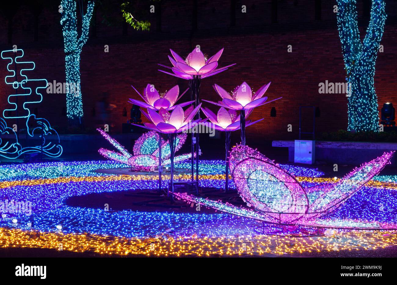 Splendida decorazione per il nuovo anno 2023. Neon perde di fronte alla porta Tha Pae a Chiang mai, Thailandia. Foto Stock
