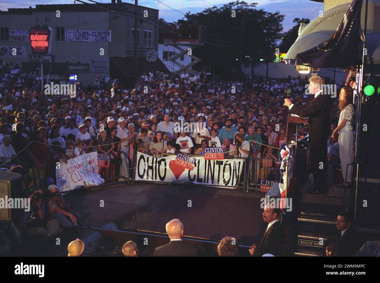 Bill Clinton e Chelsea Clinton si rivolgono a una folla. Foto Stock