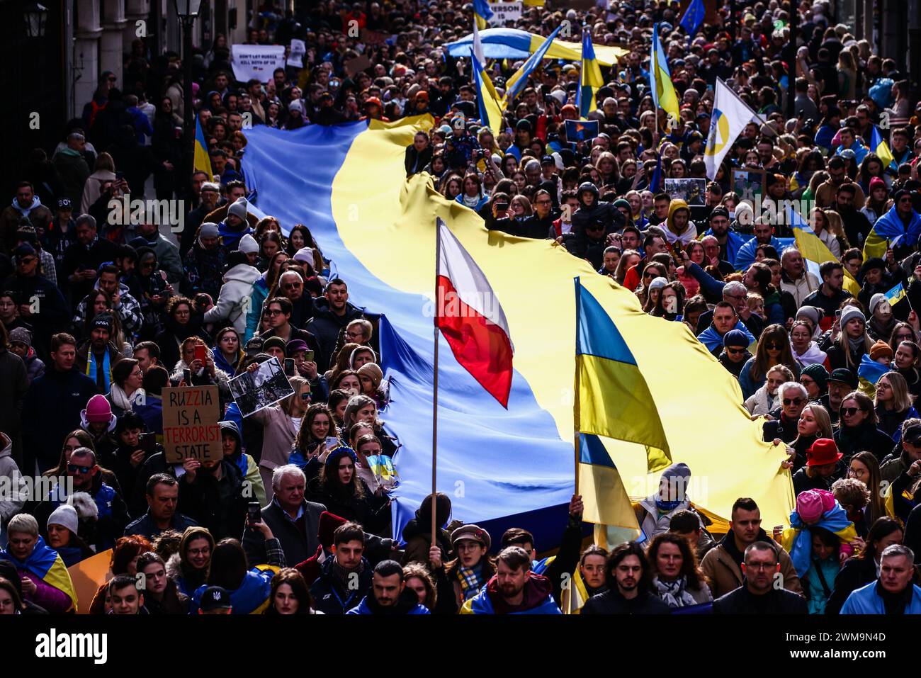 24 febbraio 2024, Cracovia, polonia: Cittadini e sostenitori ucraini partecipano alla marcia " insieme per la Vittoria " per mostrare solidarietà all'Ucraina e commemorare i due anni dell'invasione russa in Ucraina. Cracovia, Polonia, il 24 febbraio 2024. L'attacco su vasta scala della Russia ha causato la più grande crisi europea dei rifugiati dalla seconda guerra mondiale, con oltre 10 milioni di persone che attraversano il confine polacco. (Credit Image: © Beata Zawrzel/ZUMA Press Wire) SOLO PER USO EDITORIALE! Non per USO commerciale! Foto Stock