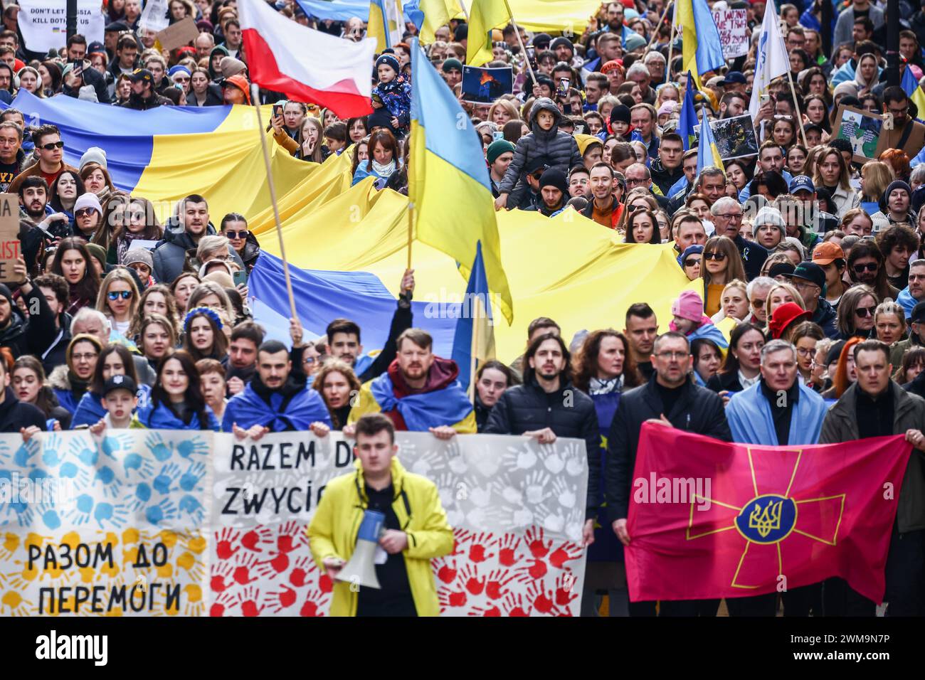 24 febbraio 2024, Cracovia, polonia: Cittadini e sostenitori ucraini partecipano alla marcia " insieme per la Vittoria " per mostrare solidarietà all'Ucraina e commemorare i due anni dell'invasione russa in Ucraina. Cracovia, Polonia, il 24 febbraio 2024. L'attacco su vasta scala della Russia ha causato la più grande crisi europea dei rifugiati dalla seconda guerra mondiale, con oltre 10 milioni di persone che attraversano il confine polacco. (Credit Image: © Beata Zawrzel/ZUMA Press Wire) SOLO PER USO EDITORIALE! Non per USO commerciale! Foto Stock