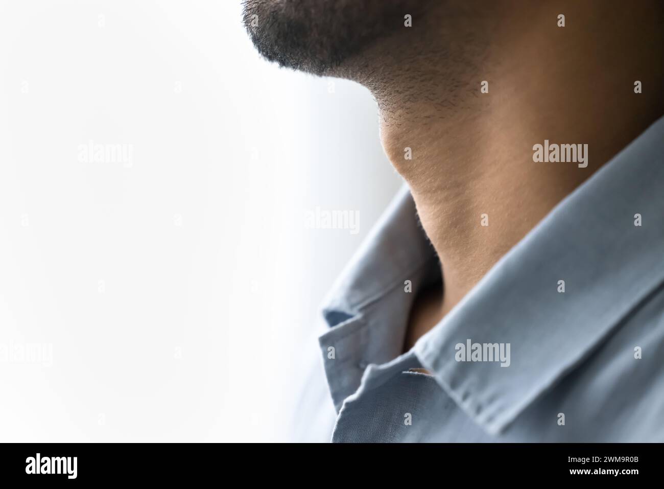 Colletto e camicia di un giovane sconosciuto, vista laterale ravvicinata Foto Stock