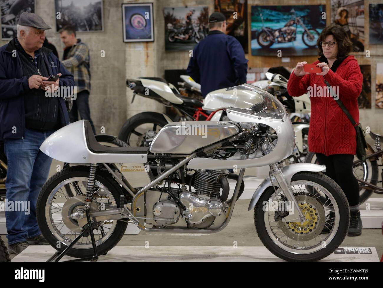 Vancouver, Canada. 24 febbraio 2024. Le persone guardano una moto personalizzata durante l'Ace Moto Show a Vancouver, British Columbia, Canada, il 24 febbraio 2024. L'evento si è tenuto qui dal 24 al 25 febbraio. Crediti: Liang Sen/Xinhua/Alamy Live News Foto Stock