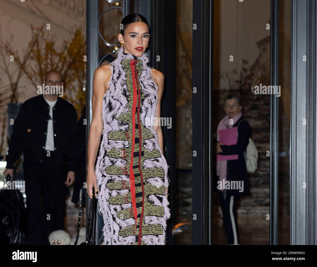 Milano, Italia. 24 febbraio 2024. Bruna Marquezine lascia il suo hotel per partecipare alla sfilata Bottega Veneta durante la Milano Fashion Week, collezione donna autunno inverno 2024-2025 a Milano, Italia, il 24 febbraio 2024. Foto di Marco Piovanotto/ABACAPRESS.COM credito: Abaca Press/Alamy Live News Foto Stock