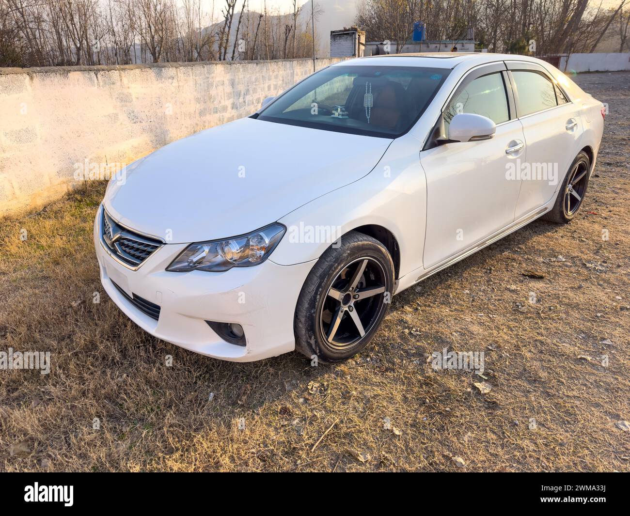 Primo piano della Toyota Mark X giapponese: SWAT, Pakistan - 1 gennaio 2024. Foto Stock