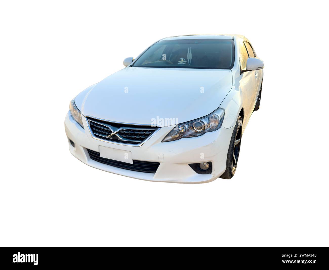 Toyota Mark X su sfondo bianco isolato: SWAT, Pakistan - 01 gennaio 2024. Foto Stock