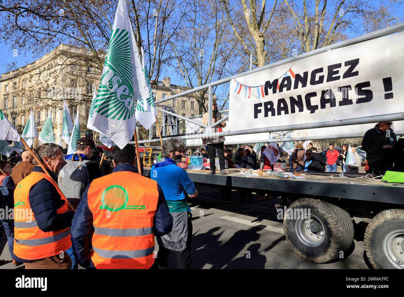 Dimostrazione da parte di agricoltori della Nouvelle-Aquitaine nel sud-ovest della Francia a Bordeaux, la capitale regionale, per dire “no alla liquidazione del francese Foto Stock
