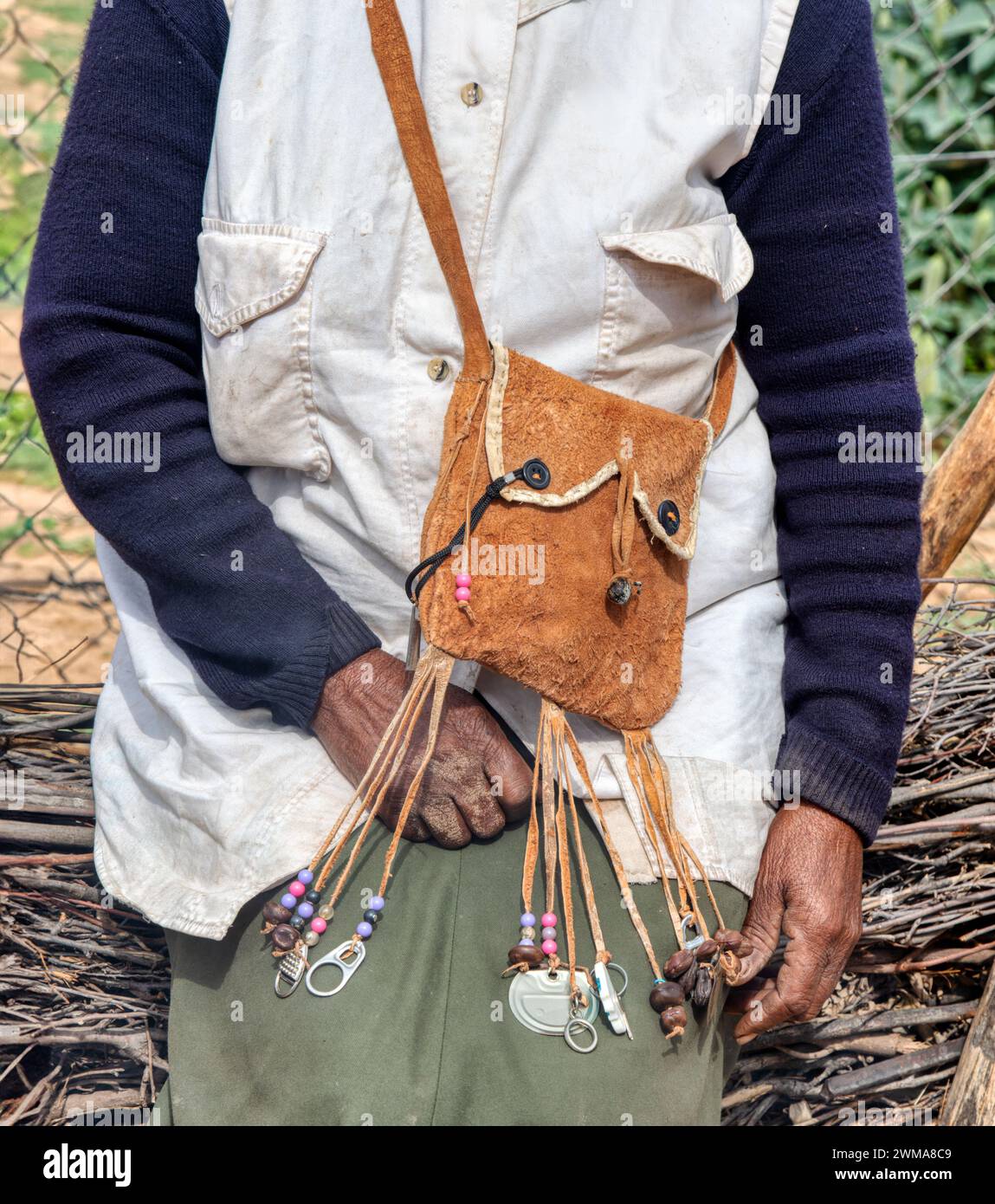 borsa in pelle tradizionale africana, donna africana del villaggio nel cortile, sud africa Foto Stock
