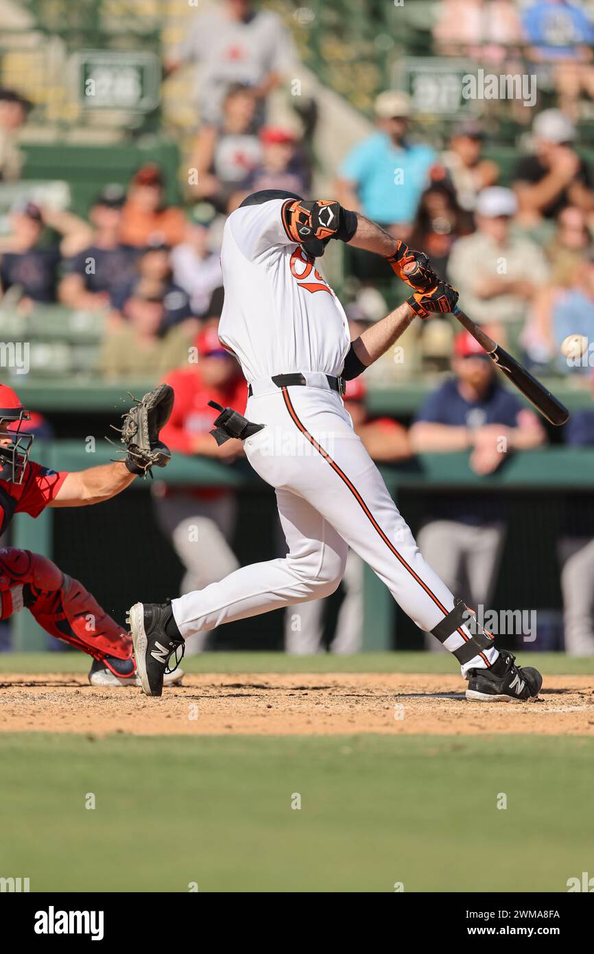 Sarasota FL USA; l'esterno destro dei Baltimore Orioles batte homer al centro sinistro durante una partita di allenamento primaverile della MLB contro i Boston Red Foto Stock