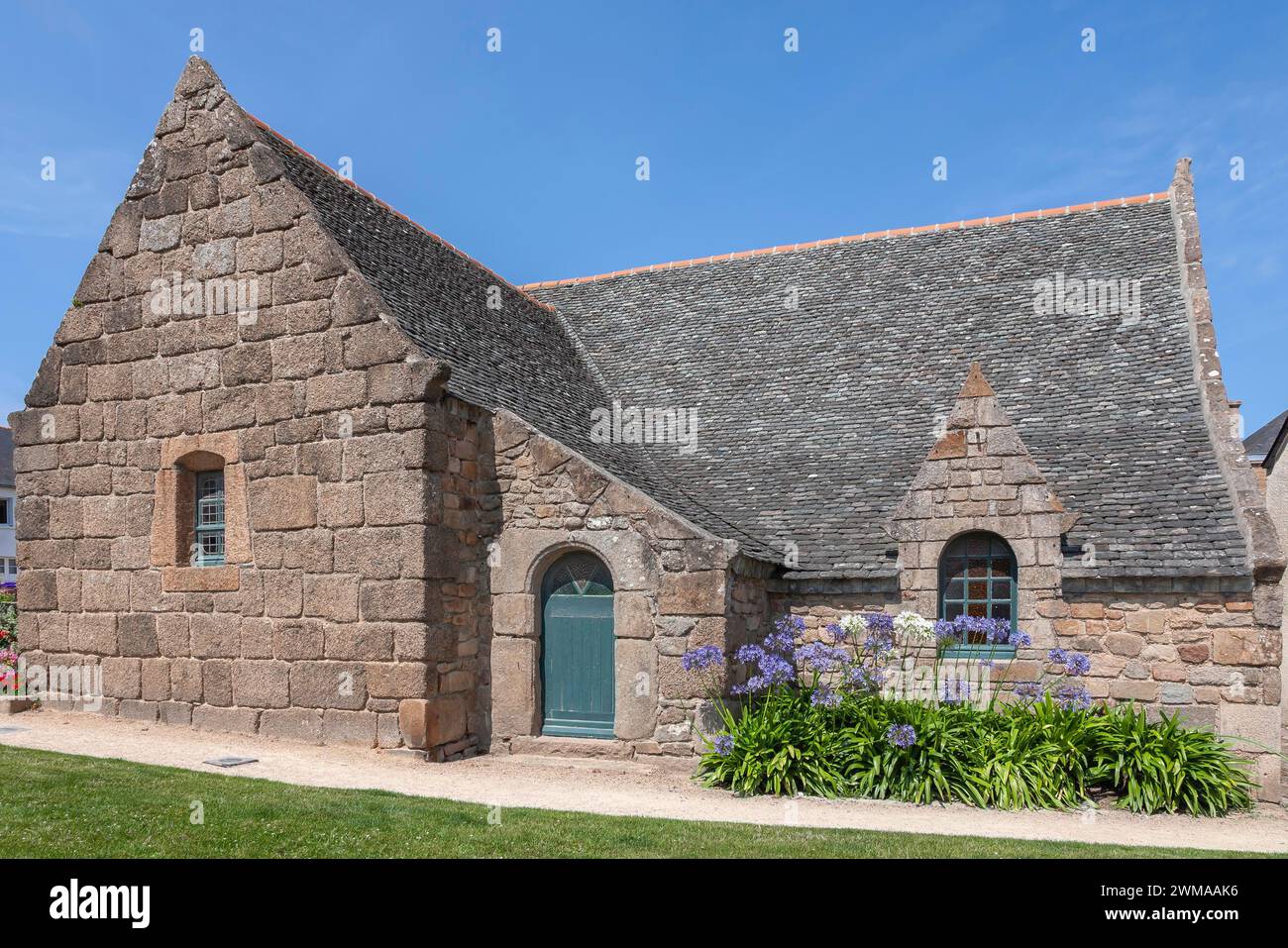Sainte-Anne du Rocher Chapel, Tregastel, Cotes d'Amor, Bretagna, Tregastel, Francia Foto Stock