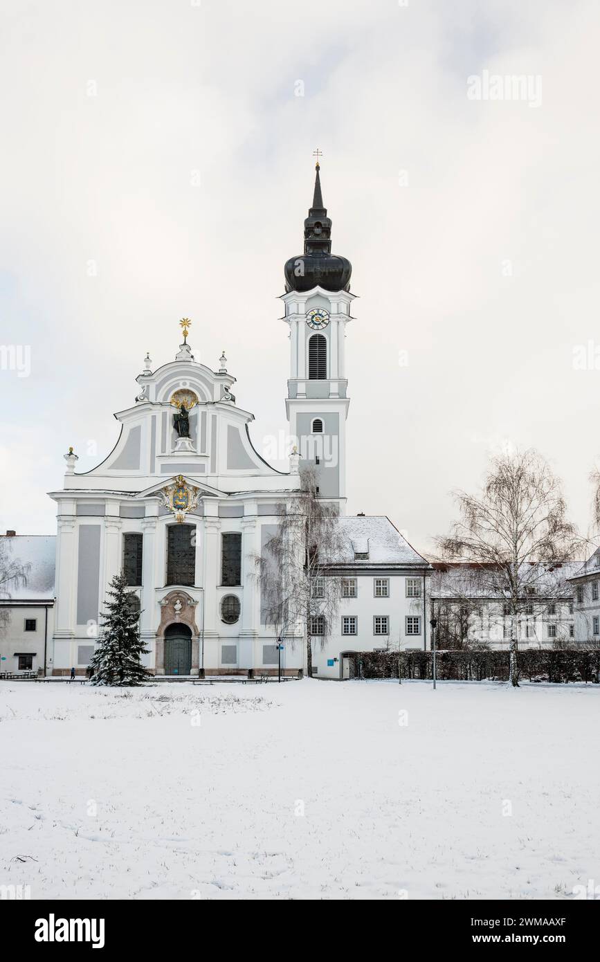 Chiesa barocca ricoperta di neve in inverno, Marienmuenster, Diessen, Ammersee, Fuenfseenland, Pfaffenwinkel, alta Baviera, Baviera, Germania Foto Stock