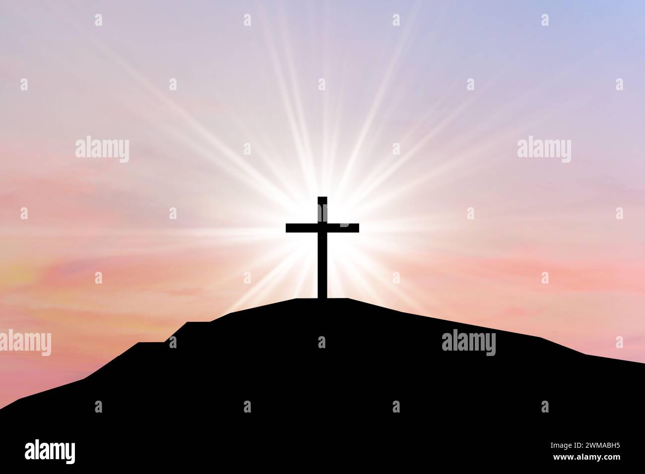 Attraversa la cima della montagna al tramonto, crocifisso con luce del sole sullo sfondo. Croce su una hil, Crocifissione di Gesù Cristo. Foto Stock