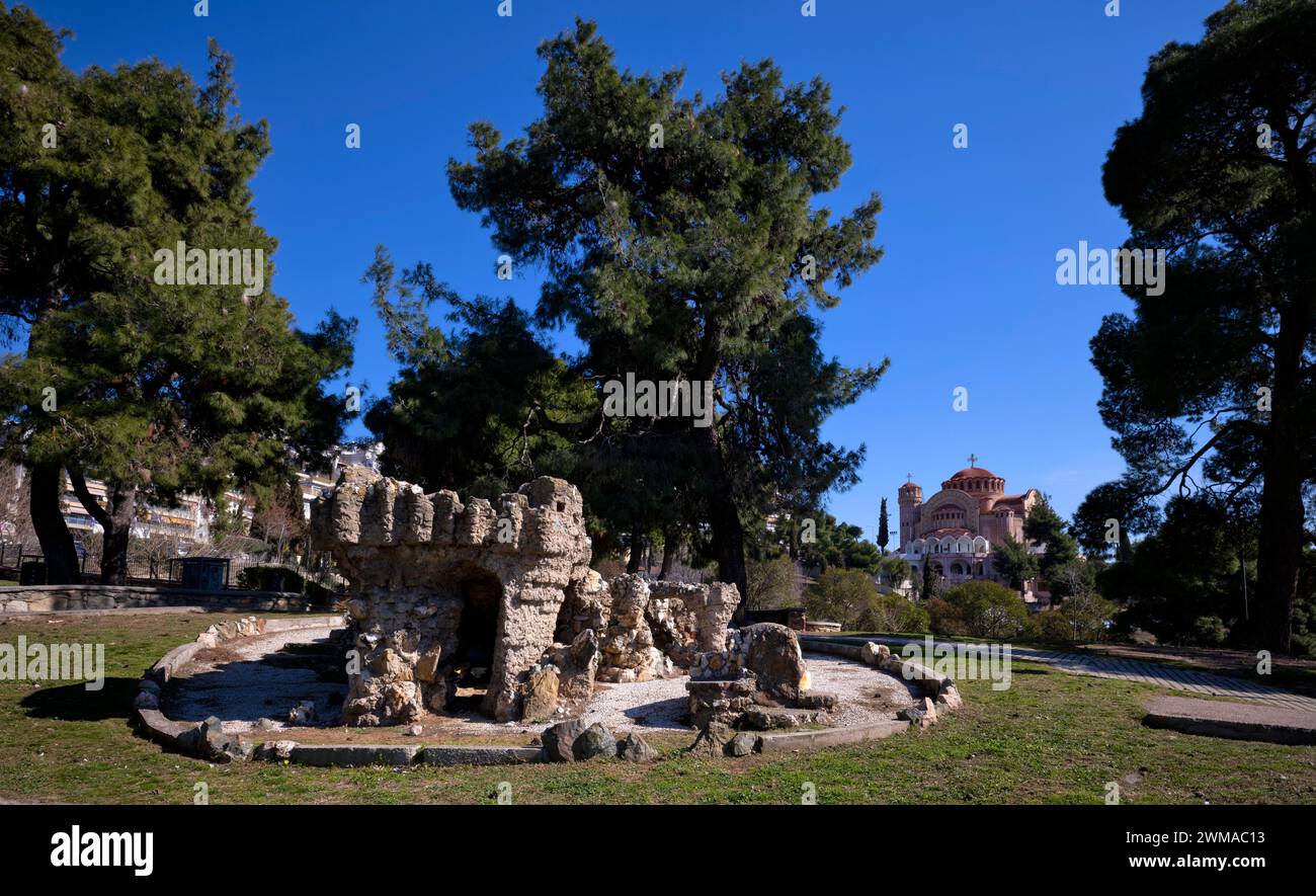 Antiche rovine, giardini di Pasha, sullo sfondo la chiesa Santa di San Paolo, Agios Pavlos, la città vecchia, la città alta, Salonicco, Macedonia, Grecia Foto Stock